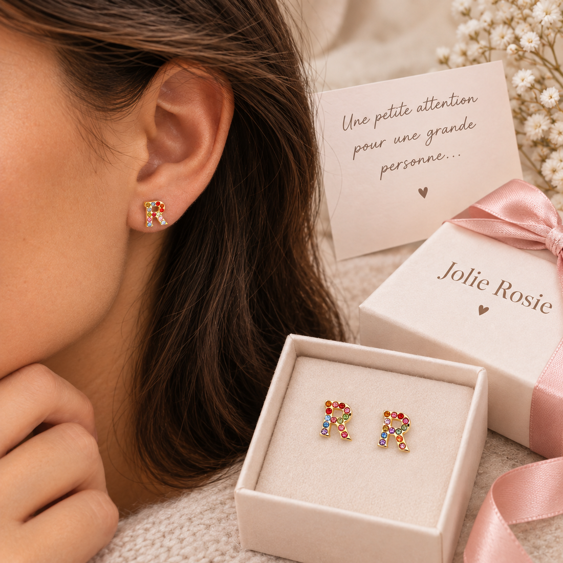 Idée Cadeau : les puces d’oreilles en forme de lettre de la collection Initiale