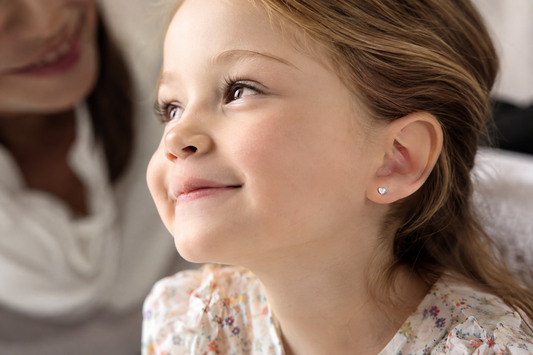 Boucles d’oreilles pour fille : comment choisir le premier bijou idéal ?